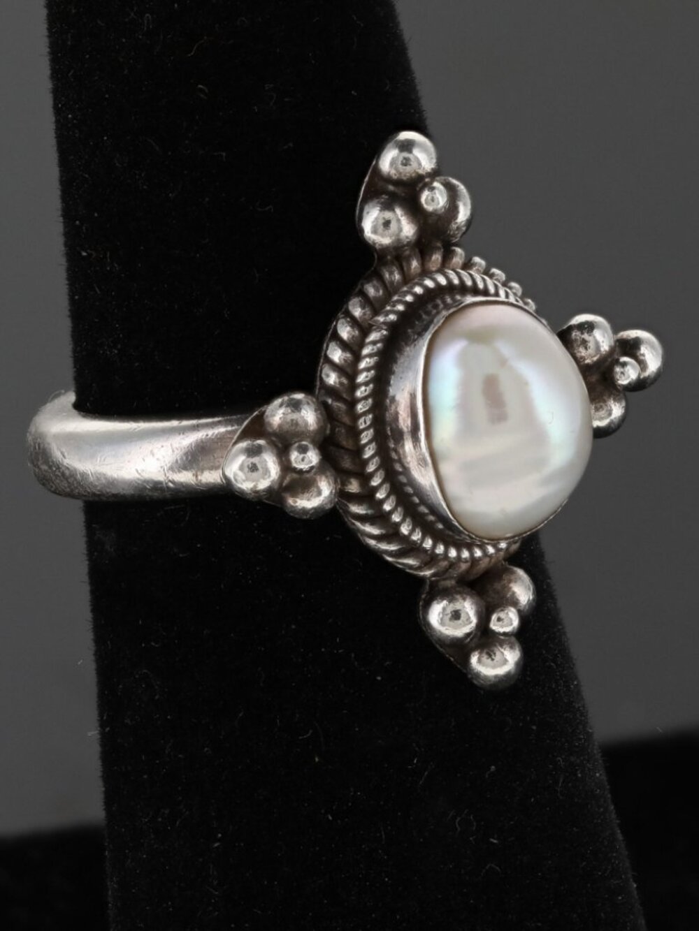 925 Silver Ring Cabochon Pearl surrounded by twisted rope border and decorative